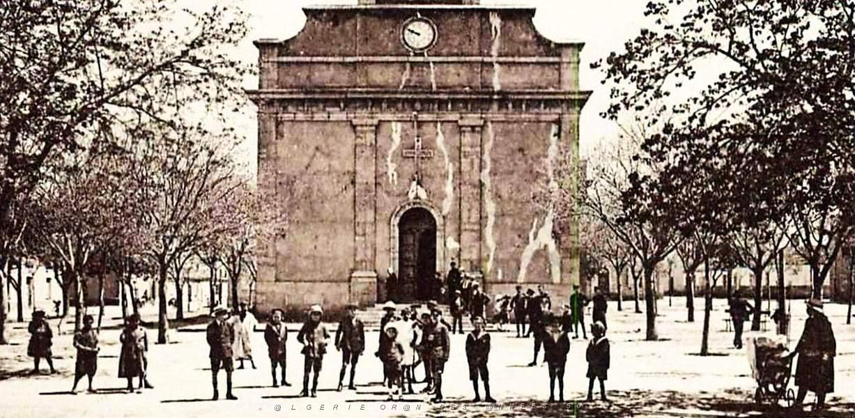 1676- Batna - Place2 de la Republique et l'Eglise.jpg
